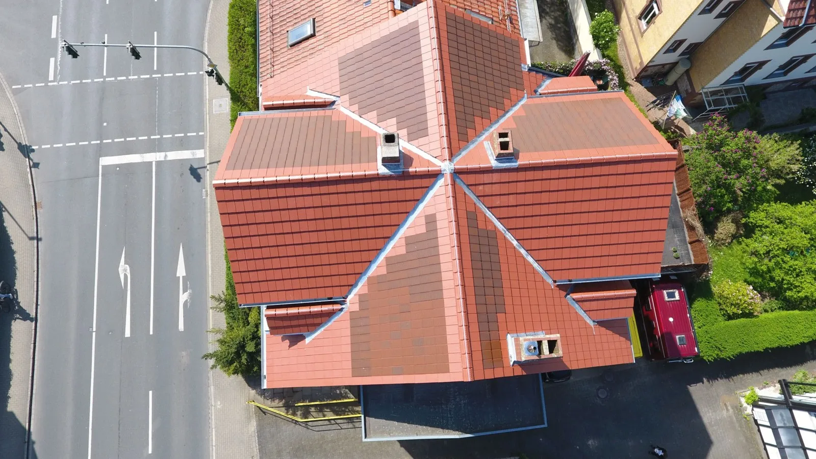 Dank Solarziegeln wird die Dachfläche optimal genutzt: Eine aufgeständerte Anlage hätte die Stadt nur an der Nordseite erlaubt, das wollte der Kunde nicht.